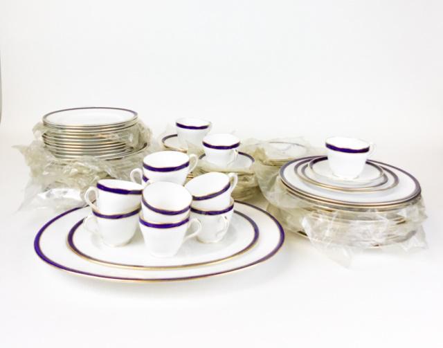 86 Pieces Spode Bone China Consul Dinnerware: Spode English bone china dinnerware in cobalt Consul pattern. 86 pieces - 12 dinner plates, 12 salad plates, 12 bread & butter plates, 12 cups, 12 saucers, 12 bowls, 12 berry bowls, large oval platter