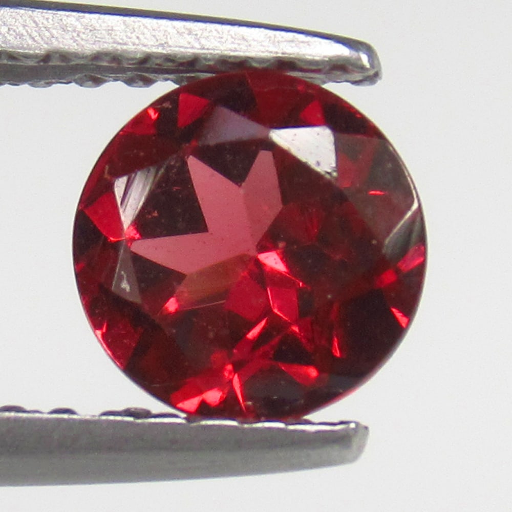0.91 Ct Natural Rhodolite Garnet Loose Stone: Weight - 0.91 Ct / Size - 6.30 x 6.30 x 3.00 mm / Shape - Round Cut / Clarity - VVS / Origin - Nigeria / Treatment - None
