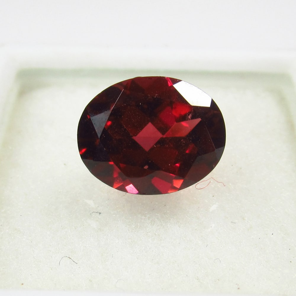 3.29 Ct Natural Pink Rhodolite Garnet Loose Stone: Weight - 3.29 Ct / Size - 10.10 x 8.10 x 5.00 mm / Shape - Oval Cut / Clarity - VVS / Origin - Mozambique / Treatment - None