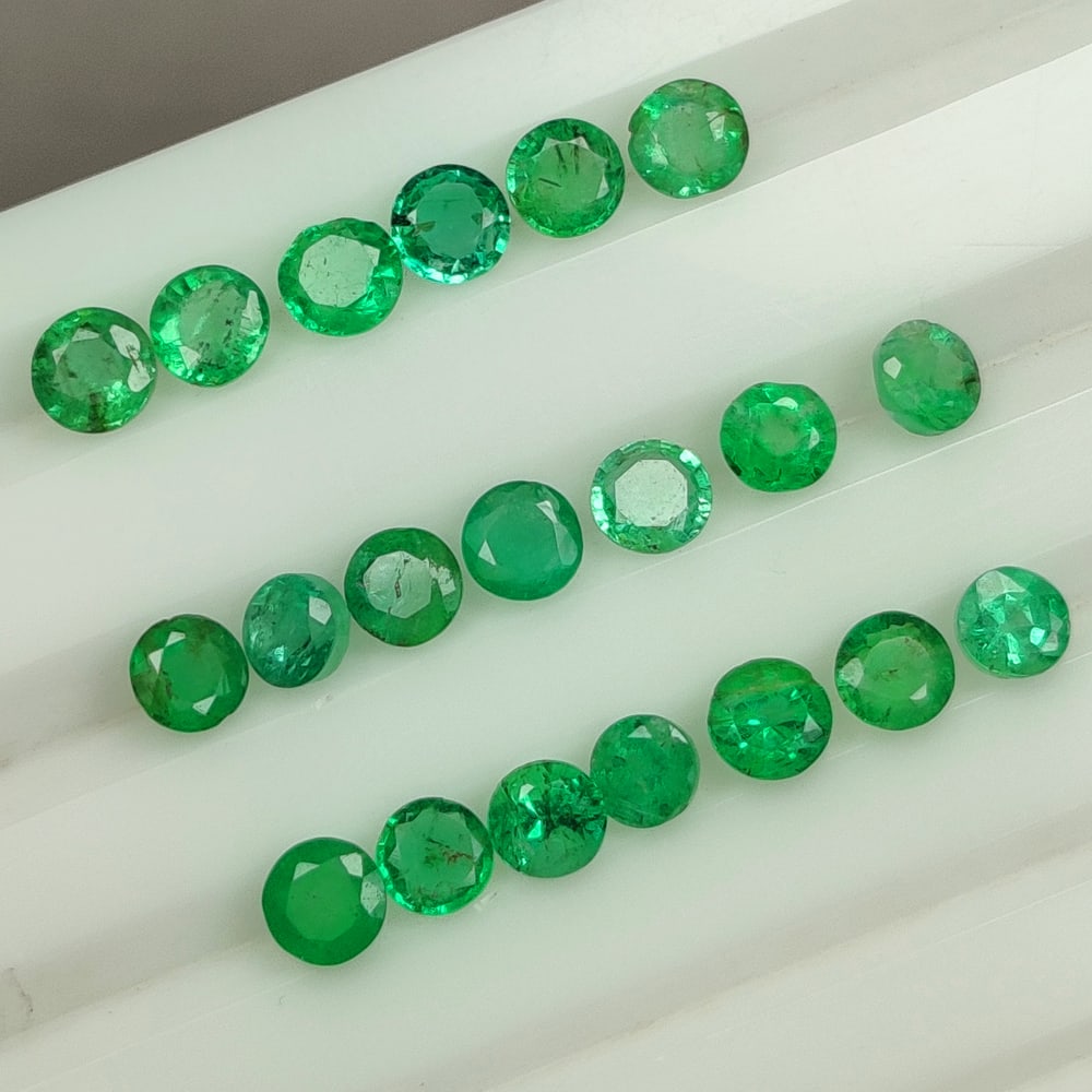 5.08 Ct Natural Emerald Set Loose Stones (1 of 2)