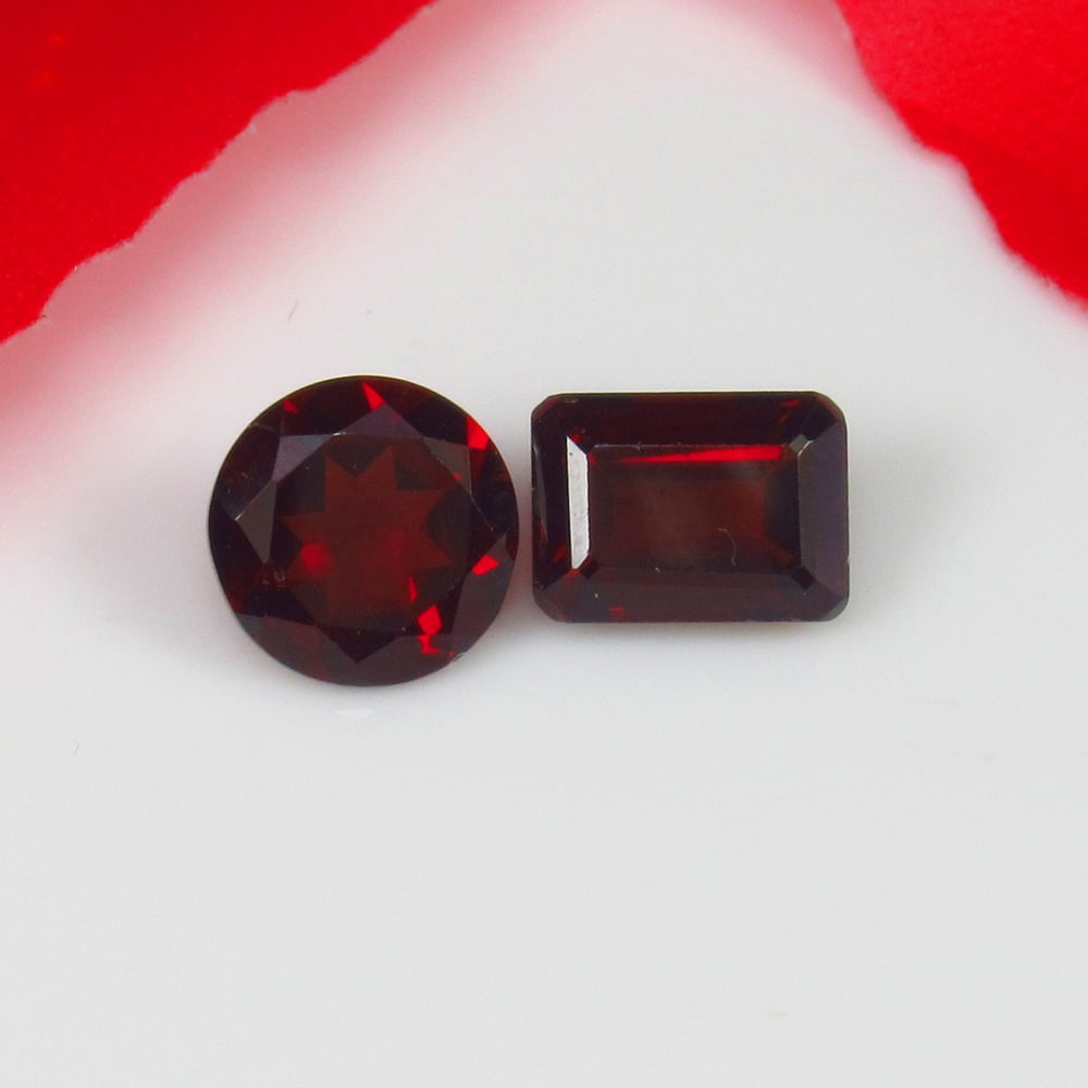 2.88 Ct Natural Rhodolite Garnet Almandine Red Round & Octagon Cut: Weight - 2.88 Ct / Size - 7.0x5.0 & 7.0x7.0 mm / 2 Pc's / Shape - Round & Octagon Cut / Clarity - VVS / Origin - Nigeria / Treatment - None