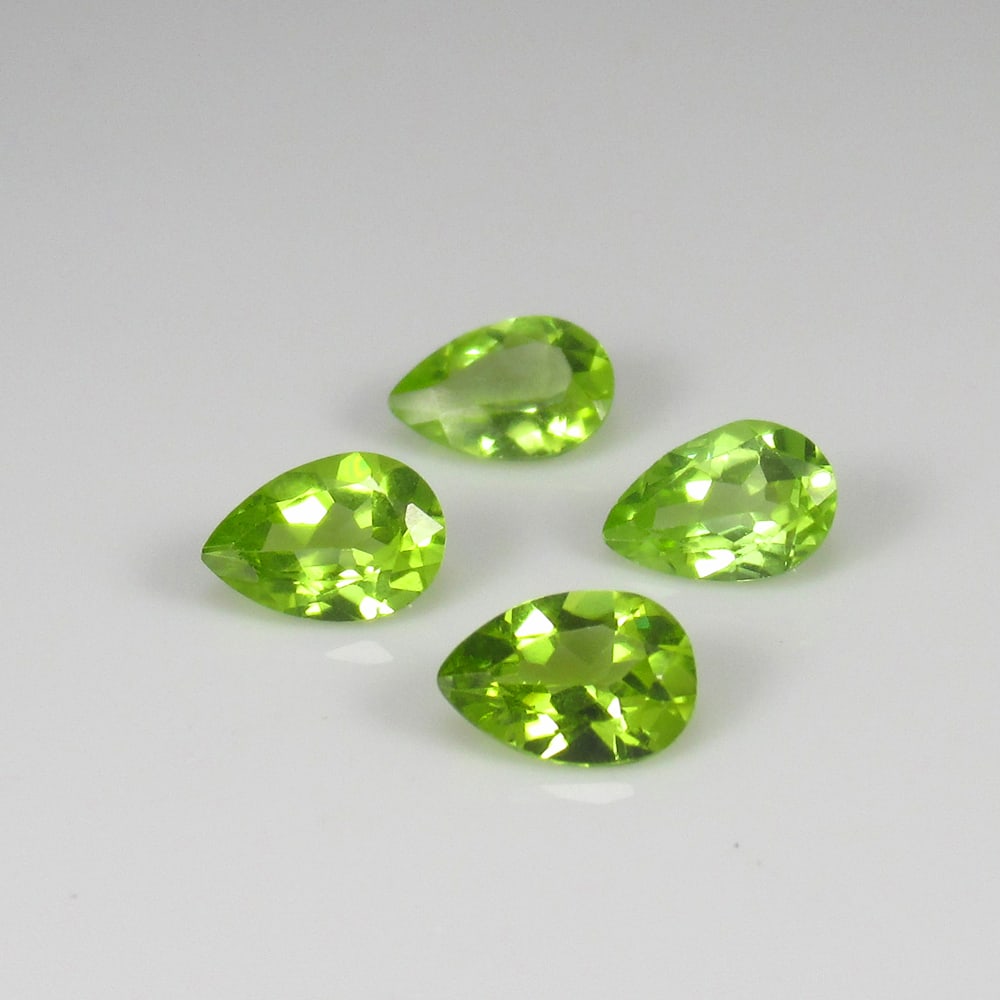 1.59 Ct Natural Parrot Green Peridot Pear Cut Set (1 of 3)