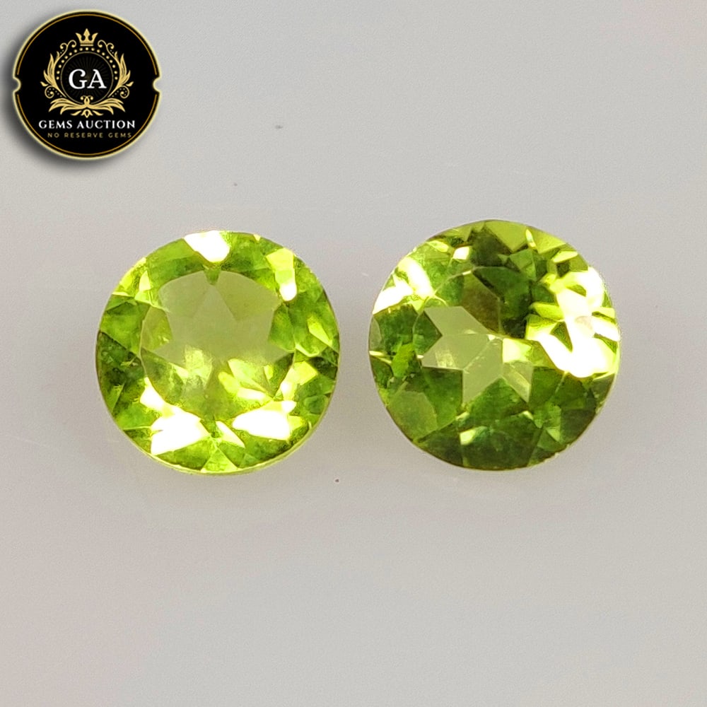 1.00 Ct Natural Green Peridot Round Cut Pair (1 of 3)