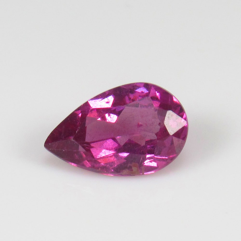 1.09 Ct Natural Color Change Malaya Garnet Pear Cut: Weight - 1.09 Ct / Size - 8.30 x 5.50 x 3.30 mm / Shape - Pear Cut / Clarity - VVS / Origin - Kenya / Treatment - None