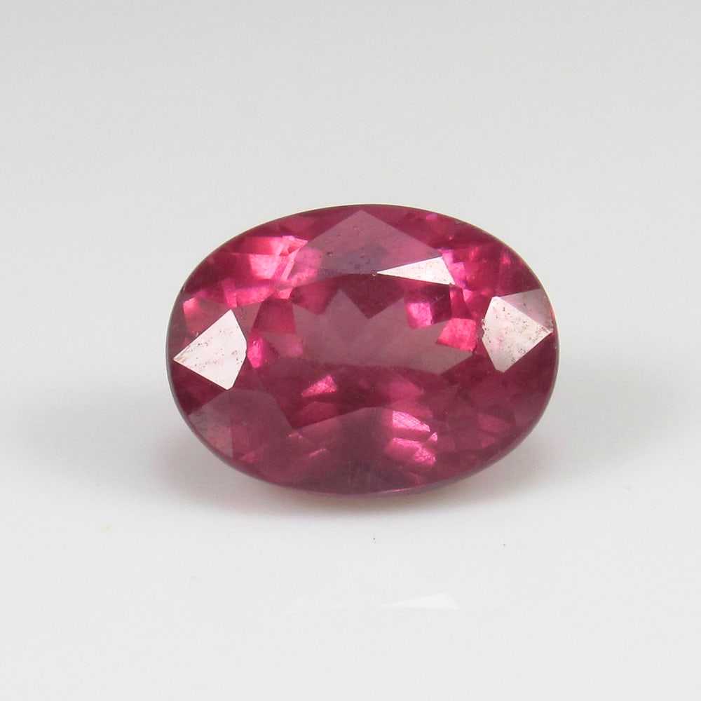 3.00 Ct Natural Color Change Malaya Garnet Oval Cut: Weight - 3.00 Ct / Size - 9.00 x 7.00 x 5.50 mm / Shape - Oval Cut / Clarity - VVS / Origin - Kenya / Treatment - None