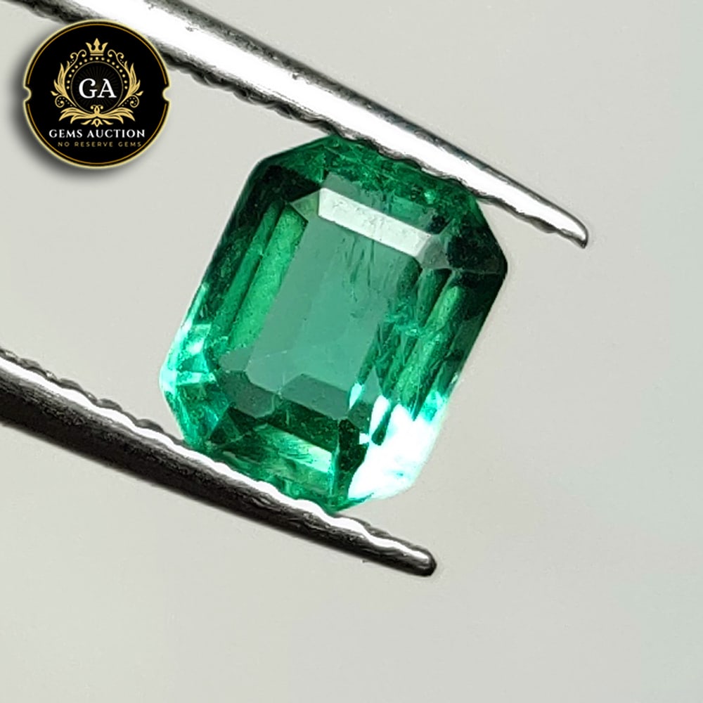 CERTIFIED 0.90 Ct Natural Emerald Emerald Cut (1 of 4)