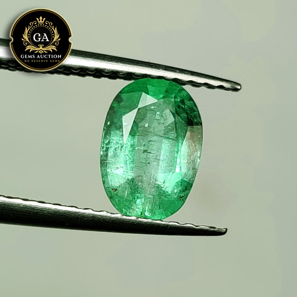 0.95 Ct Natural Green Emerald Oval Cut (1 of 2)
