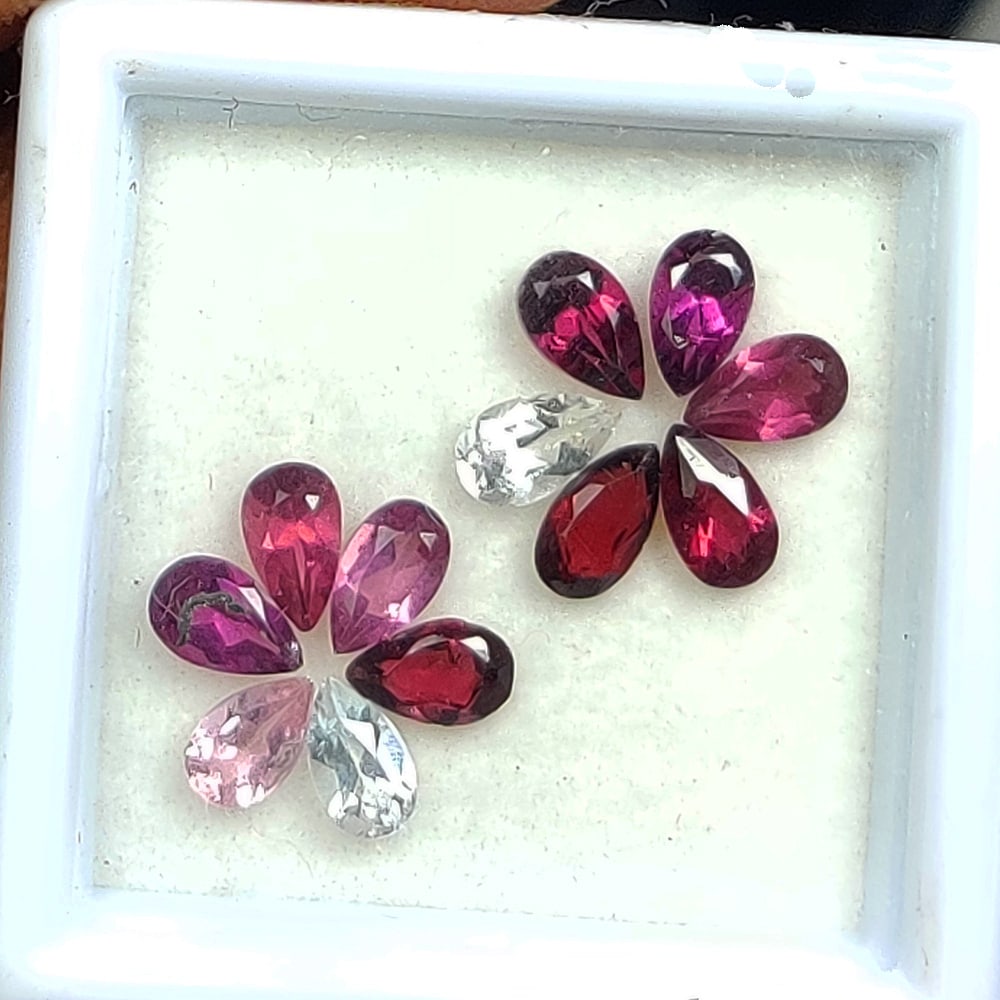 2.86 Ct Natural Garnet & Topaz Pear Cut Set: Weight - 2.86 Ct / Dimensions - 4.7x3.0 - 5.1x3.2 mm / 12 Pc's / Shape & Cut - Pear Faceted Cut / Transparency - - VVS / Origin - Nigeria / Comments - - None