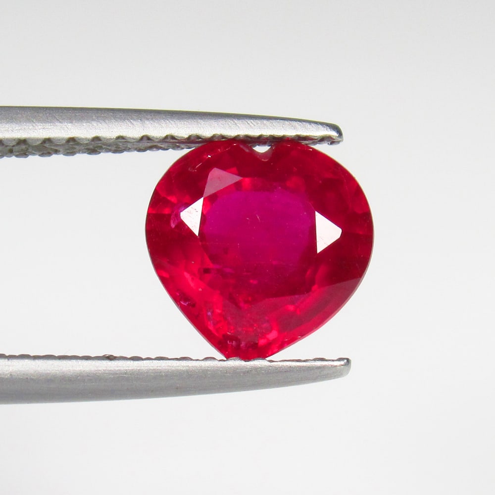 2.23 Ct Natural Pinkish Red Ruby Lovely Heart Cut (1 of 2)