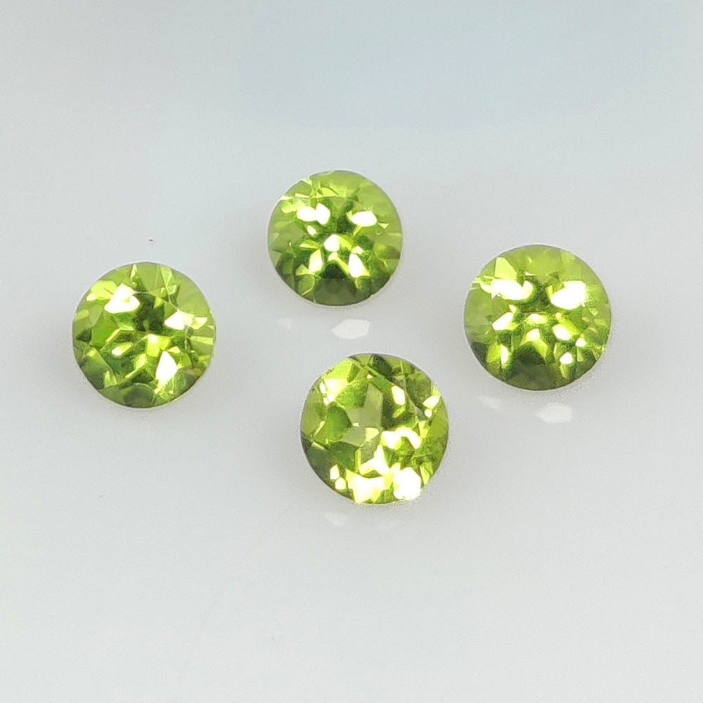 2.39 Ct Natural Green Peridot Round Cut Set (1 of 2)