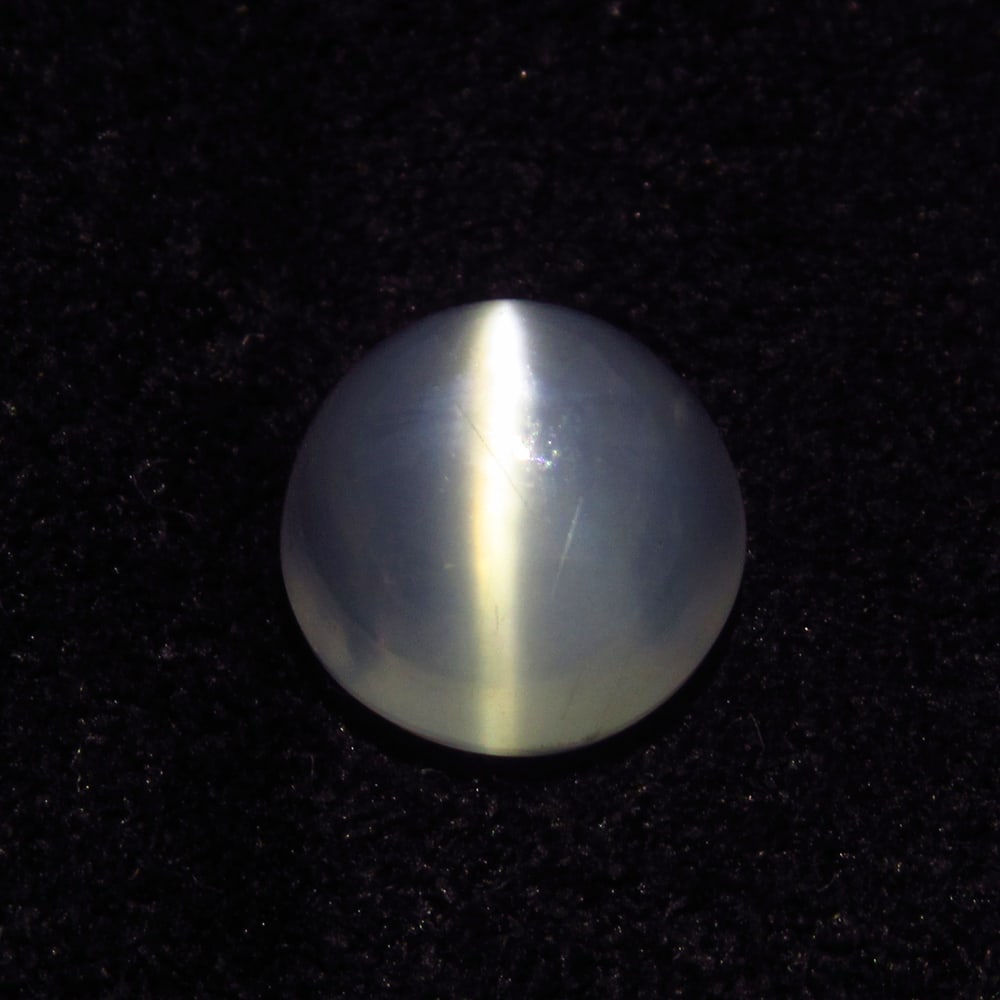 3.06 Ct Natural White Lined Moonstone Round Cab: Weight - 3.06 Ct / Size - 8.90 x 8.90 x 6.00 mm / Shape - Round Cabochon / Clarity - Semi-Transparent / Origin - India / Treatment - None