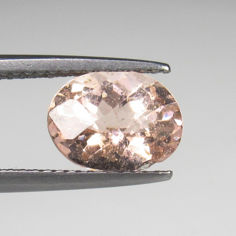 1.89 Ct Natural Peach Pink Morganite Oval Cut: Weight - 1.84 Ct / Size - 9.90 x 7.50 x 5.30 mm / Shape - Oval Cut / Clarity - VVS / Origin - Brazil / Treatment - None