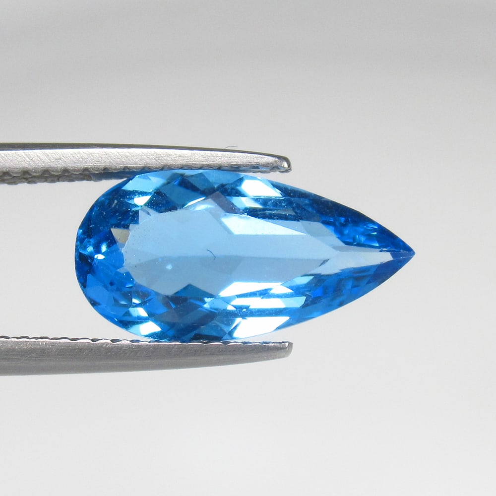 3.70 Ct Natural Blue Topaz Pear Cut: Weight - 3.70 Ct / Size - 15.00 x 7.90 x 5.00 mm / Shape - Pear Cut / Color - Blue / Clarity - VVS / Origin - Brazil / Treatment - Irradiated