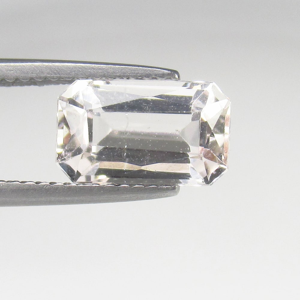 2.50 Ct Natural Light Pink Morganite Radiant Cut: Weight - 2.50 Ct / Size - 10.40 x 6.20 x 5.00 mm / Shape - Radiant Cut / Clarity - VVS / Origin - Brazil / Treatment - None