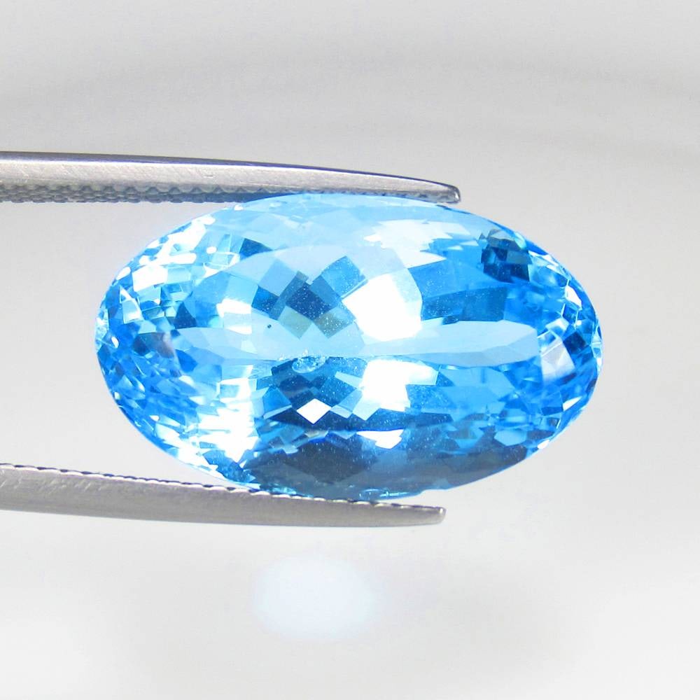 20.89 Ct Natural Swiss Blue Topaz Oval Cut: Weight - 20.89 Ct / Dimensions - 20.10 x 12.20 x 10.90 mm / Shape & Cut - Oval Cut / Color - Blue / Transparency - VVS / Origin - Brazil / Comments - Irradiated