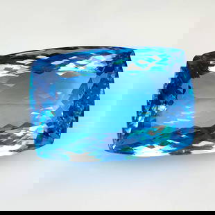 189.22 Ct Natural Blue Topaz "Bold Scale"Cushion Cut: Weight - 189.22 Ct / Dimensions - 40.00 x 27.00 x 18.40 mm / Shape - Cushion Cut / Color - Blue / Clarity - VVS / Origin - Brazil / Treatment - Irradiated