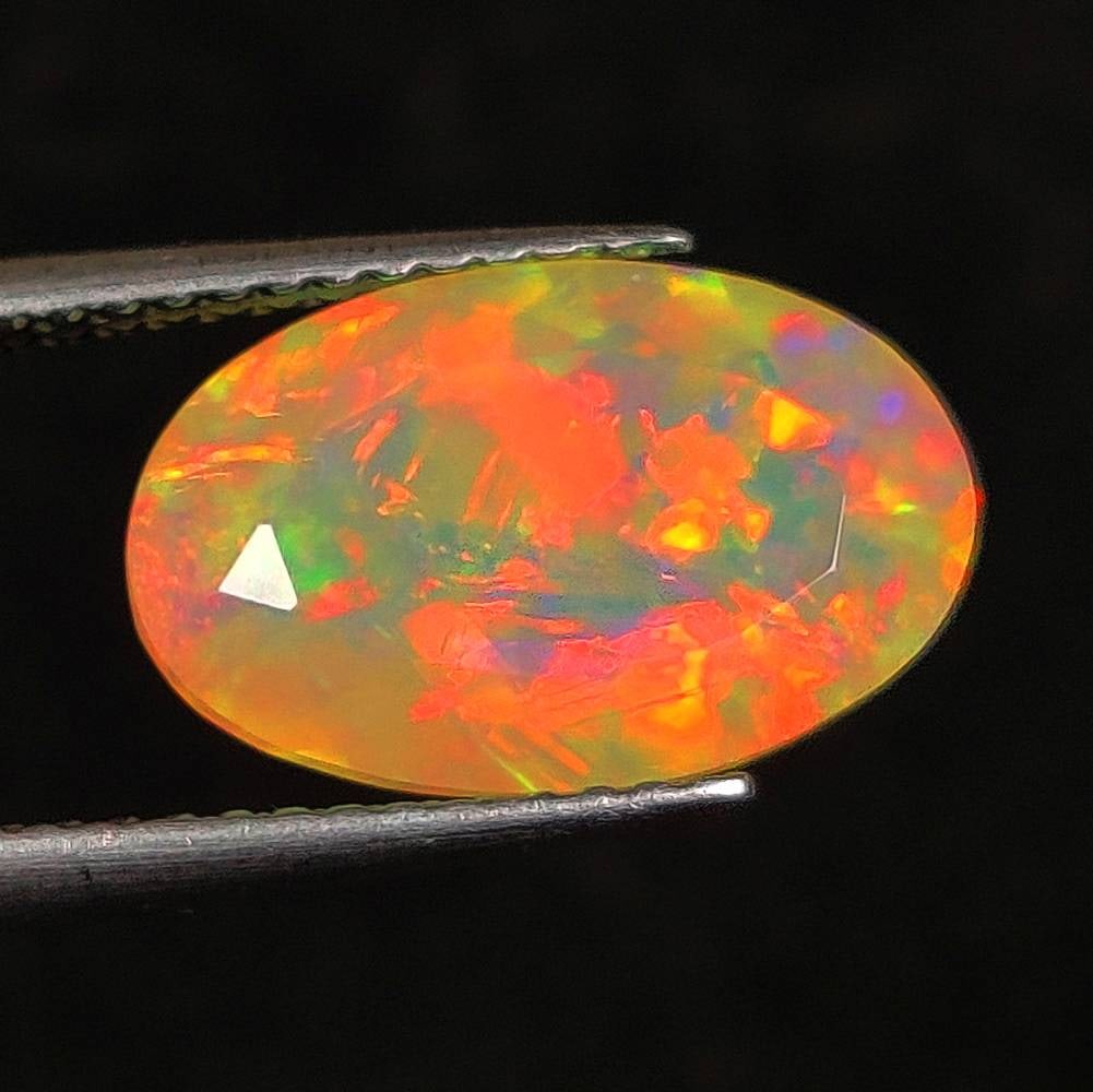 2.75 Ct Natural Multicolor Welo Opal Flash Fire Oval Cut: Weight - 2.75 Ct / Dimensions - 13.20 x 8.50 x 5.90 mm / Shape - Oval Cut / Color - Multicolor / Clarity - Translucent / Origin - Ethiopia / Treatment - None