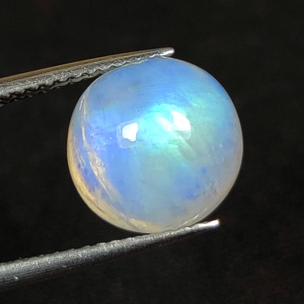 4.93 Ct Natural Blue Tint Moonstone Round Cab: Weight - 4.93 Ct / Dimensions - 10.00 x 10.00 x 6.50 mm / Shape - Round Cab / Clarity -Transparent / Origin - India / Treatment - None