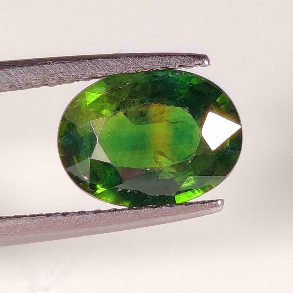 2.64 Ct Natural Green Sapphire Oval Cut (1 of 2)