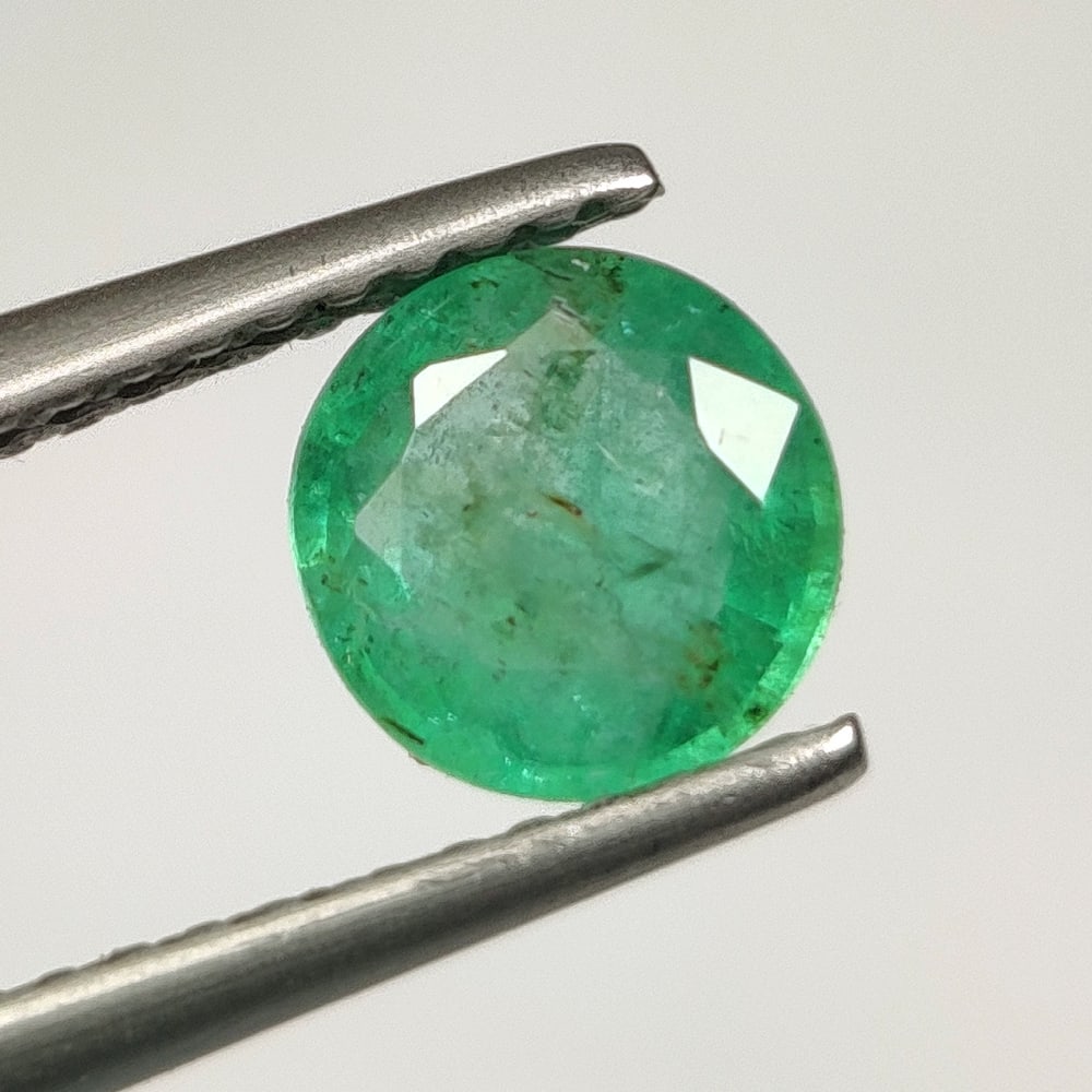 0.93 Ct Natural Zambian Green Emerald Round Cut: Weight - 0.93 Ct / Dimensions - 6.30 x 6.30 x 3.50 mm / Shape - Round Cut / Color - Green / Clarity - SI / Origin - Zambia / Treatment - Natural Emeralds are commonly enhanced by oil