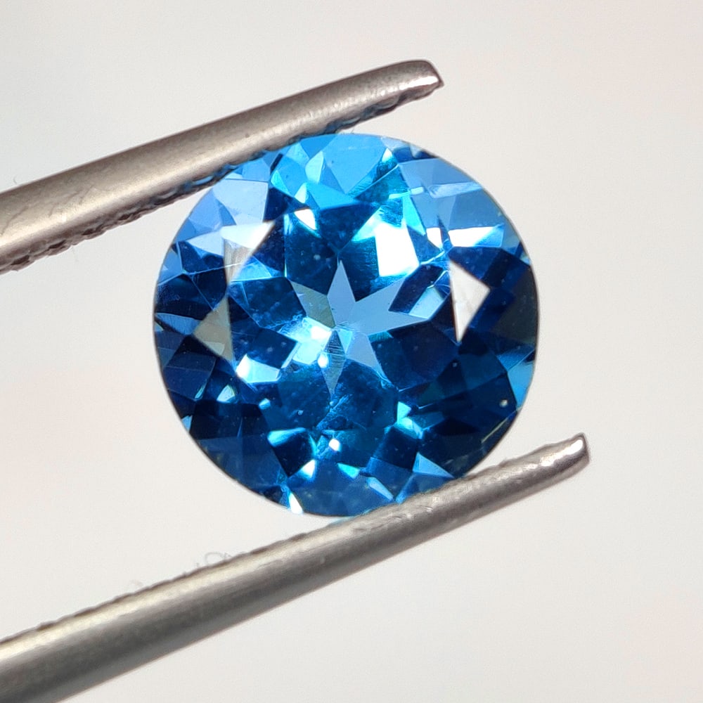 2.72 Ct Natural London Blue Topaz Round Cut: Weight - 2.72 Ct / Size - 8.20 x 8.20 x 5.80 mm / Shape - Round Cut / Color - Blue / Clarity - VVS / Origin - Brazil / Treatment - Irradiated