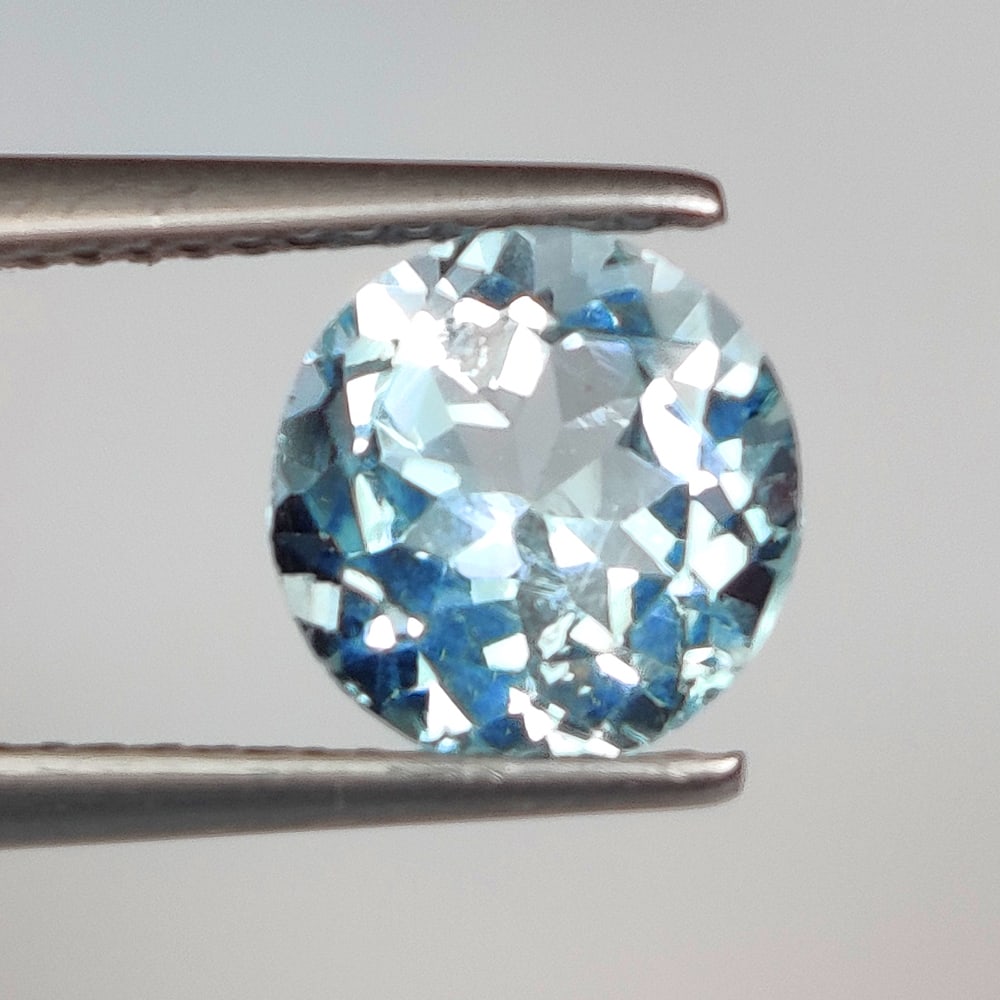 2.31 Ct Natural Blue Topaz Round Cut: Weight - 2.31 Ct / Dimensions - 8.20 x 8.20 x 4.10 mm / Shape - Round Cut / Color - Blue / Clarity - VVS / Origin - Brazil / Treatment - Irradiated