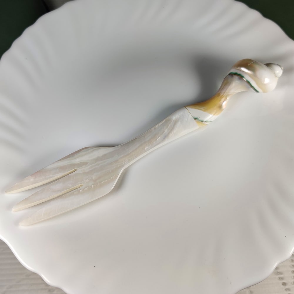 166.94 Natural Mother Of Pearl Fancy Fork Cab