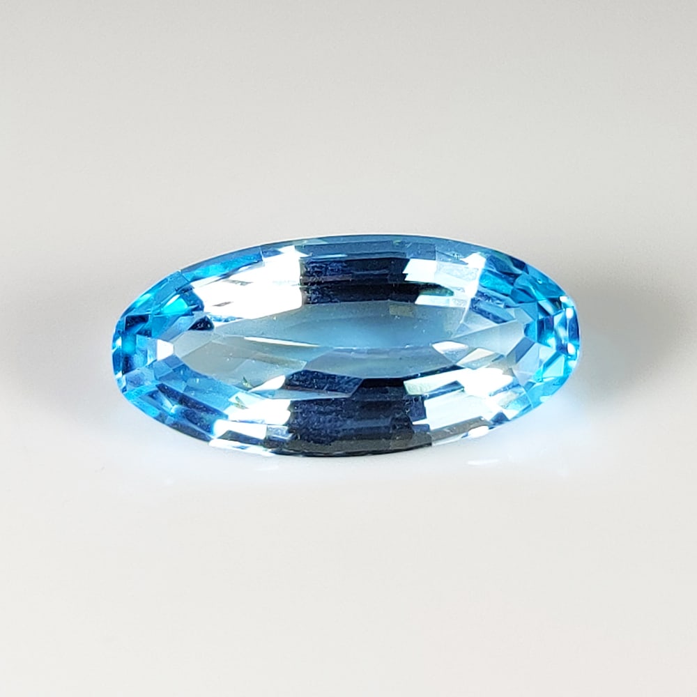 7.76 Ct Natural Blue Topaz OVal Cut: Weight - 7.76 Ct / Dimensions - 17.80 x 8.50 x 6.10 mm / Shape & Cut - Oval Cut / Color - Blue / Transparency - VVS / Origin - Brazil / Comments - Irradiated