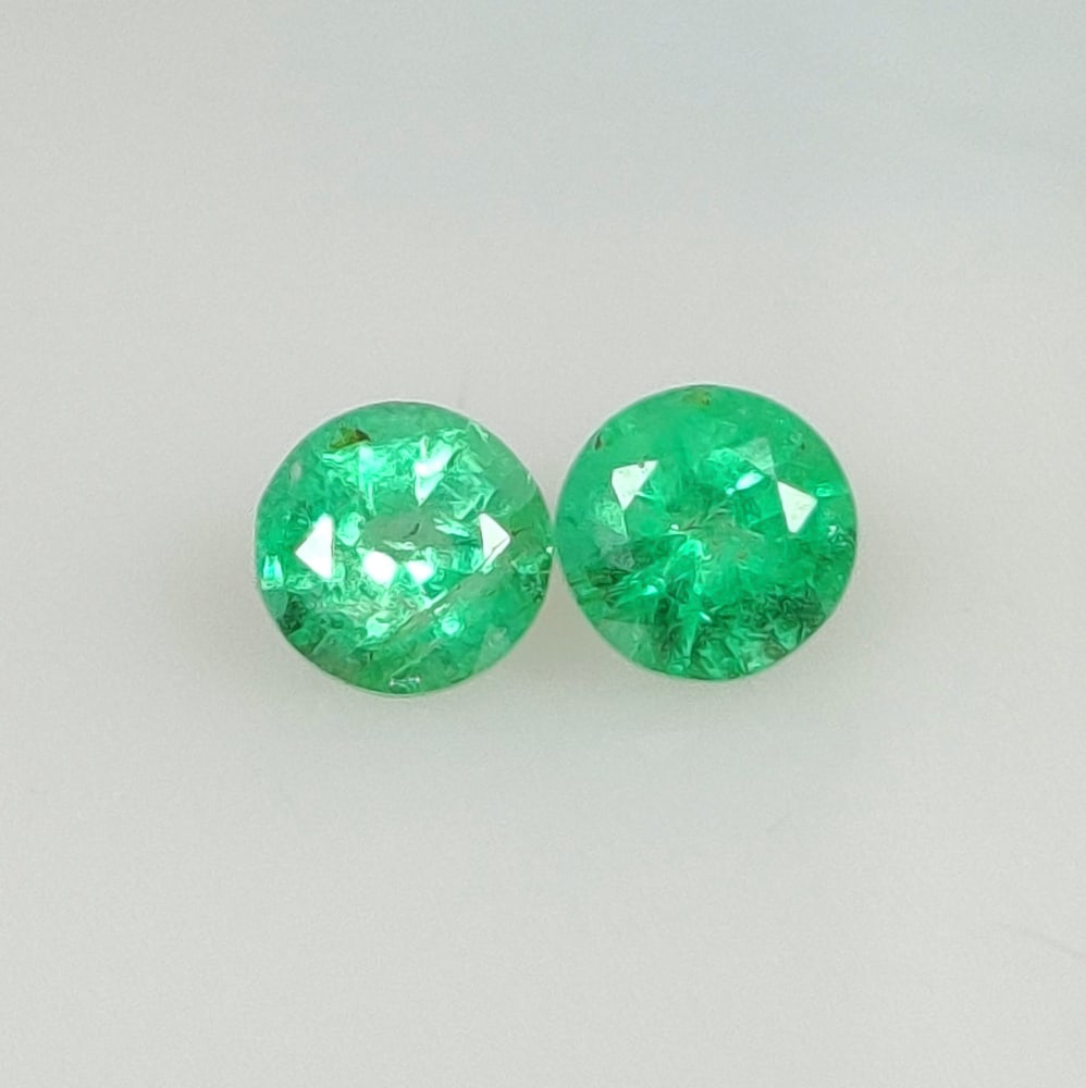 0.62 Ct Natural Zambian Green Emerald Round Cut PAir: Weight - 0.62 Ct / Size - 4.30 x 4.30 x 3.00 mm / 2 Pc's / Shape - Round Cut / Color - Green / Clarity - SI / Origin - Zambia / Treatment - Natural Emeralds are commonly enhanced by oil
