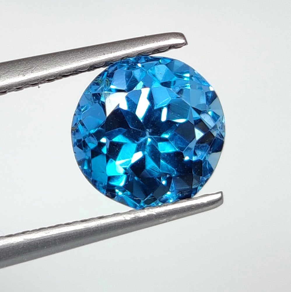 3.01 Ct Natural Beautiful London Blue Topaz Round Cut: Weight - 3.01 Ct / Size - 8.00 x 8.00 x 6.90 mm / Shape - Round Cut / Color - Blue / Clarity - VVS / Origin - Brazil / Treatment - Irradiated