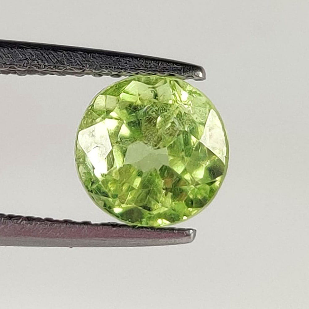 1.81 Ct Natural Green Peridot Round Cut: Weight - 1.81 Ct / Dimensions - 7.20 x 7.20 x 5.20 mm / Shape - Round Cut / Color - Green / Clarity - VVS / Origin - Pakistan / Treatment - None
