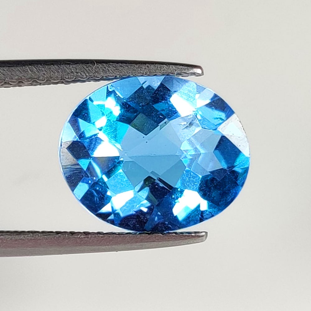 4.60 Ct Natural Blue Topaz Oval Cut: Weight - 4.60 Ct / Dimensions - 12.00 x 10.00 x 5.50 mm / Shape - Oval Cut / Color - Blue / Clarity - VVS / Origin - Brazil / Treatment - Irradiated