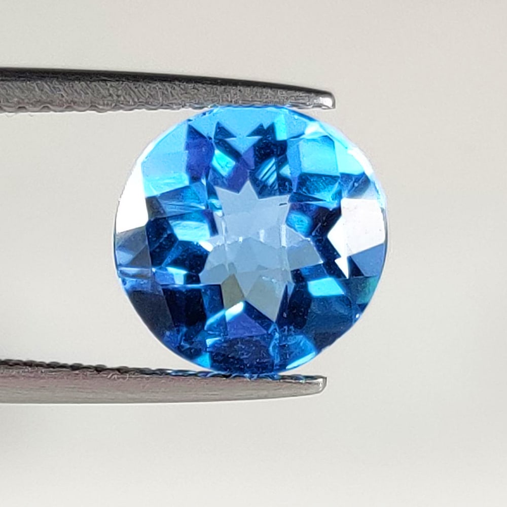 3.73 Ct Natural Blue Topaz Round Cut: Weight - 3.73 Ct / Dimensions - 10.00 x 10.00 x 5.80 mm / Shape & Cut - Round Cut / Color - Blue / Transparency - VVS / Origin - Brazil / Comments - Irradiated