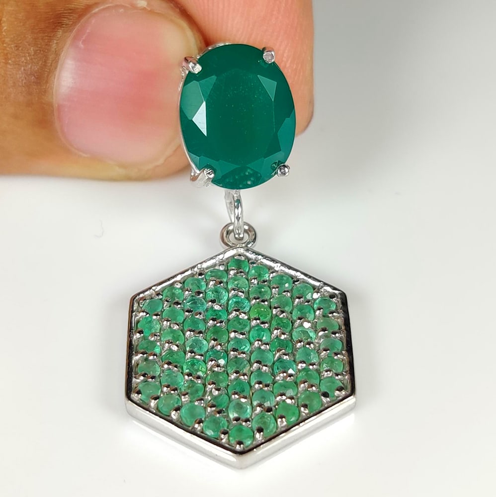 5.82 g 925 Silver Earring Natural Emerald, Onyx: Weight - 5.82 g / Stone : Natural Emerald, Onyx / Stones - 63 Pcs / Stone Color - Green / Material - 925 Seales Silver with rhodium polish