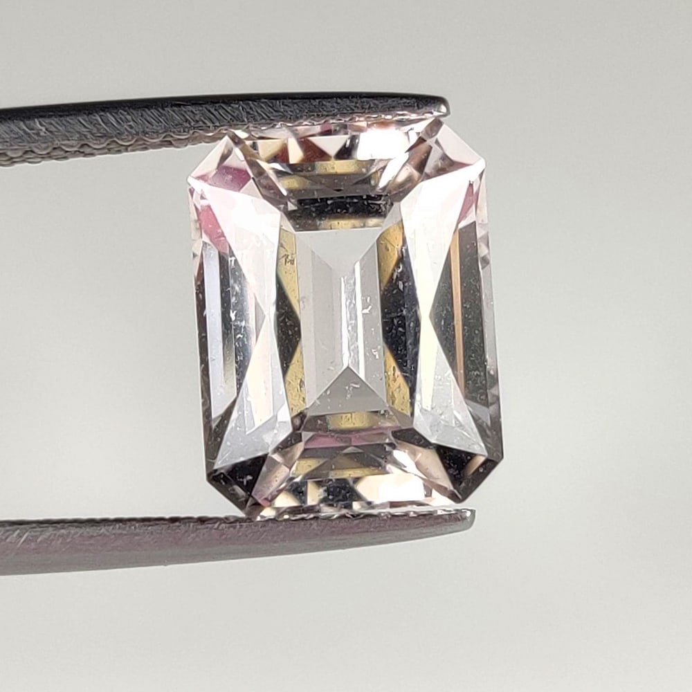 6.13 Ct Natural Peach Pink Morganite Octagon cut: Weight - 6.13 Ct / Size - 12.00 x 9.30 x 7.30 mm / Shape - Octagon Cut / Color - Light Pink / Clarity - VVS / Origin - Mozambique / Treatment - None
