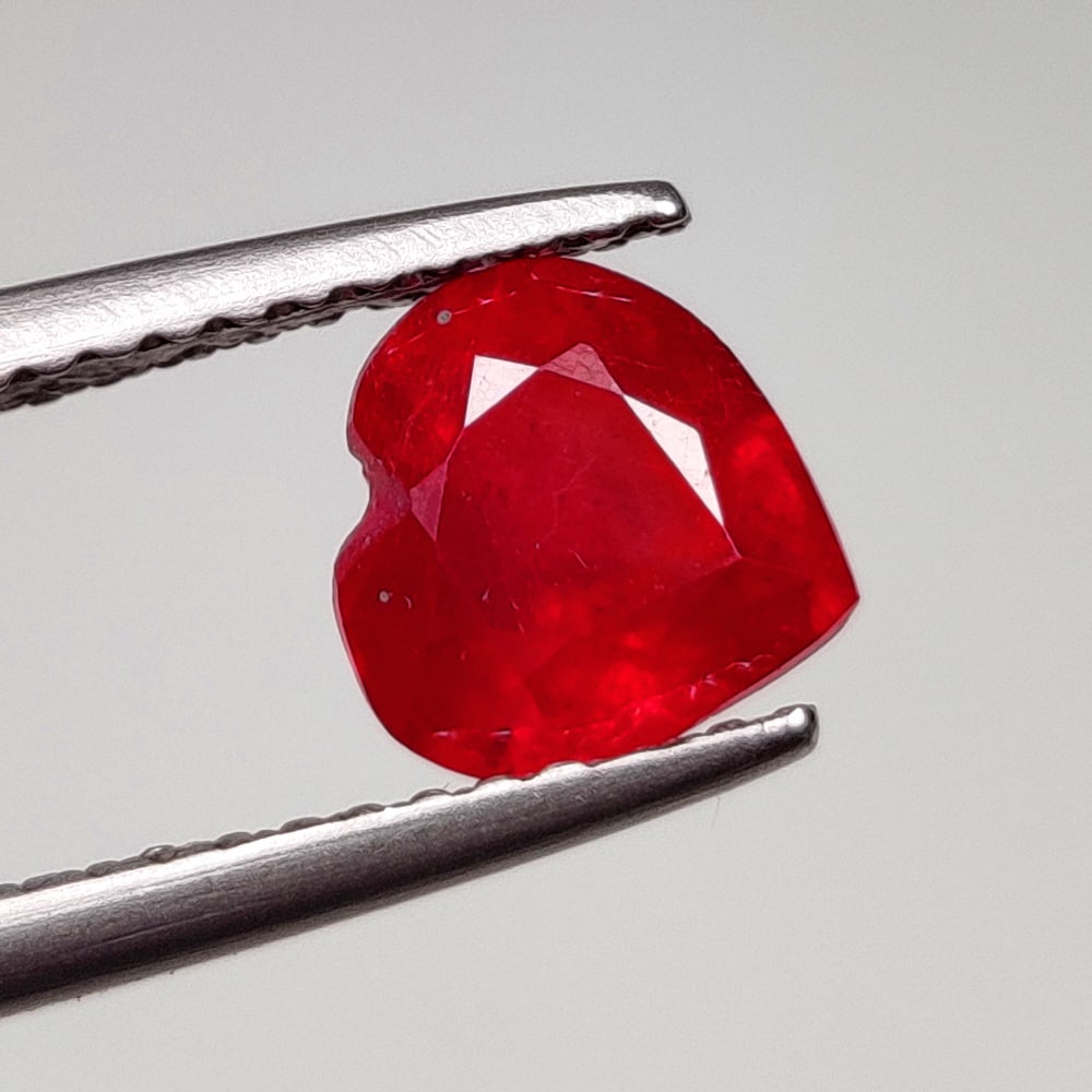 1.50 Ct Natural Red Ruby Lovely Heart Cut (1 of 2)