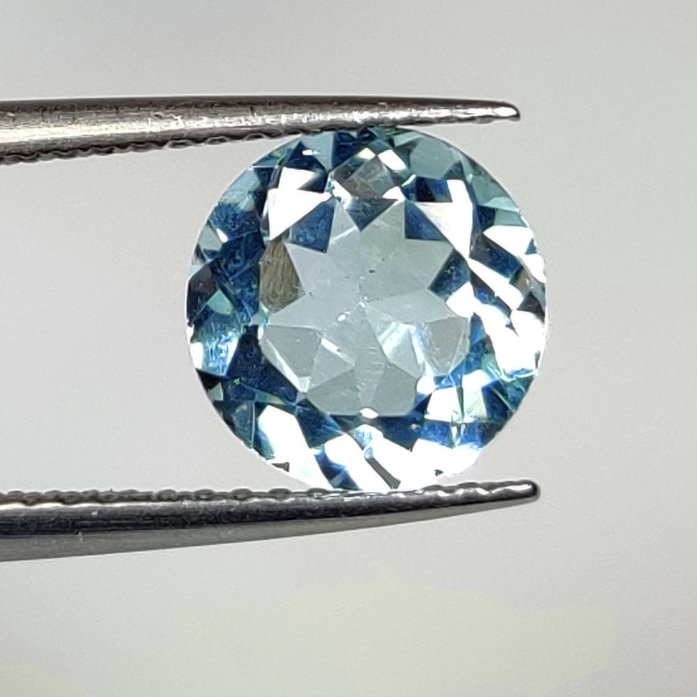 2.34 Ct Natural Blue Topaz Round Cut: Weight - 2.34 Ct / Dimensions -8.20 x 8.20 x 4.70 mm / Shape & Cut - Round Cut / Color - Blue / Transparency - VVS / Origin - Brazil / Comments - Irradiated