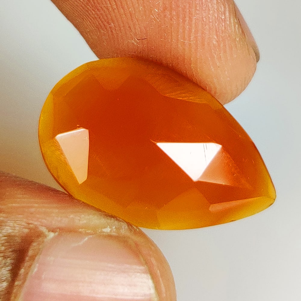 7.98 Ct Natural Orange Carnelian Pear Cut: Weight - 7.98 Ct / Dimensions - 22.00 x 14.00 x 4.30 mm / Shape & Cut - Pear Cut / Transparency - Semi - Opaque / Origin - Brazil