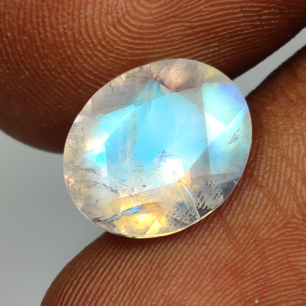 3.96 Ct Natural Blue Tint Moonstone Oval Cut