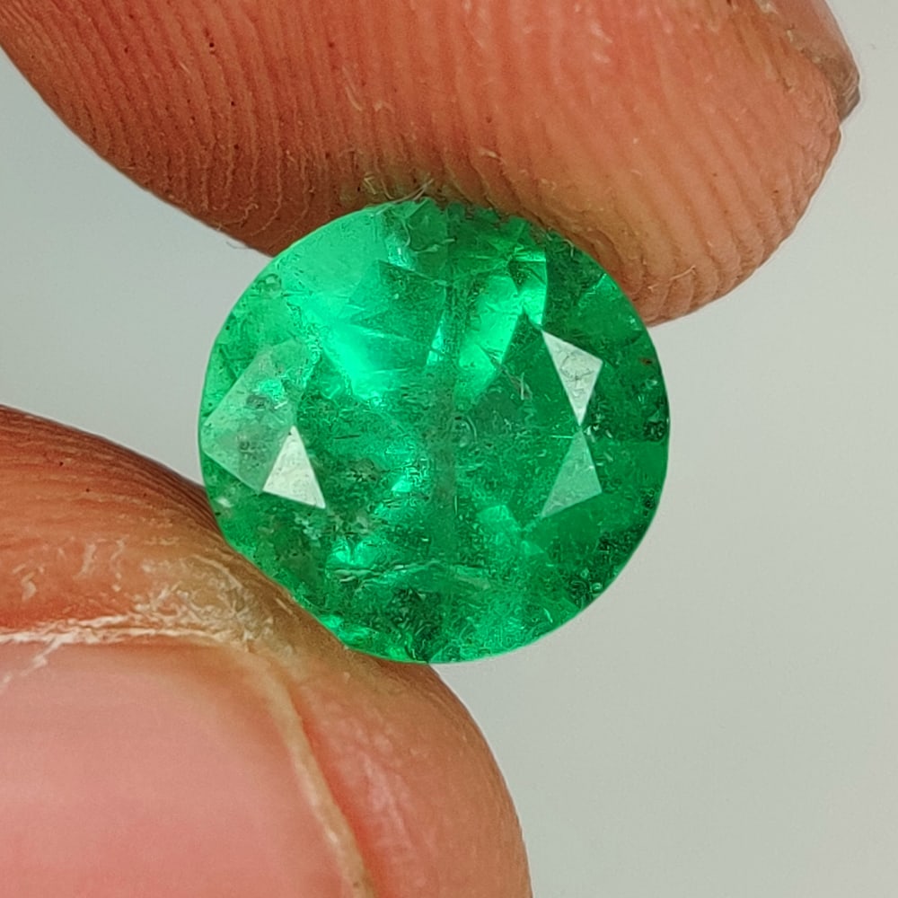2.46 Ct Natural Zambian Emerald Round Cut: Weight - 2.46 Ct / Dimensions - 8.50 x 8.50 x 6.40 mm / Shape - Round Cut / Color - Green / Clarity - SI / Origin - Zambia / Treatment - Natural Emeralds are commonly enhanced by oil