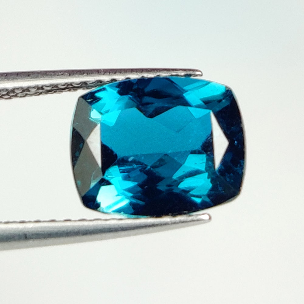 4.24 Ct Natural London Blue Topaz Cushion Cut: Weight : 4.24 Ct / Dimensions : 10.00 x 8.00 x 5.60 mm / Shape : Cushion Cut / Color : Blue / Transparency : Transparent / Treatment : Irradiated
