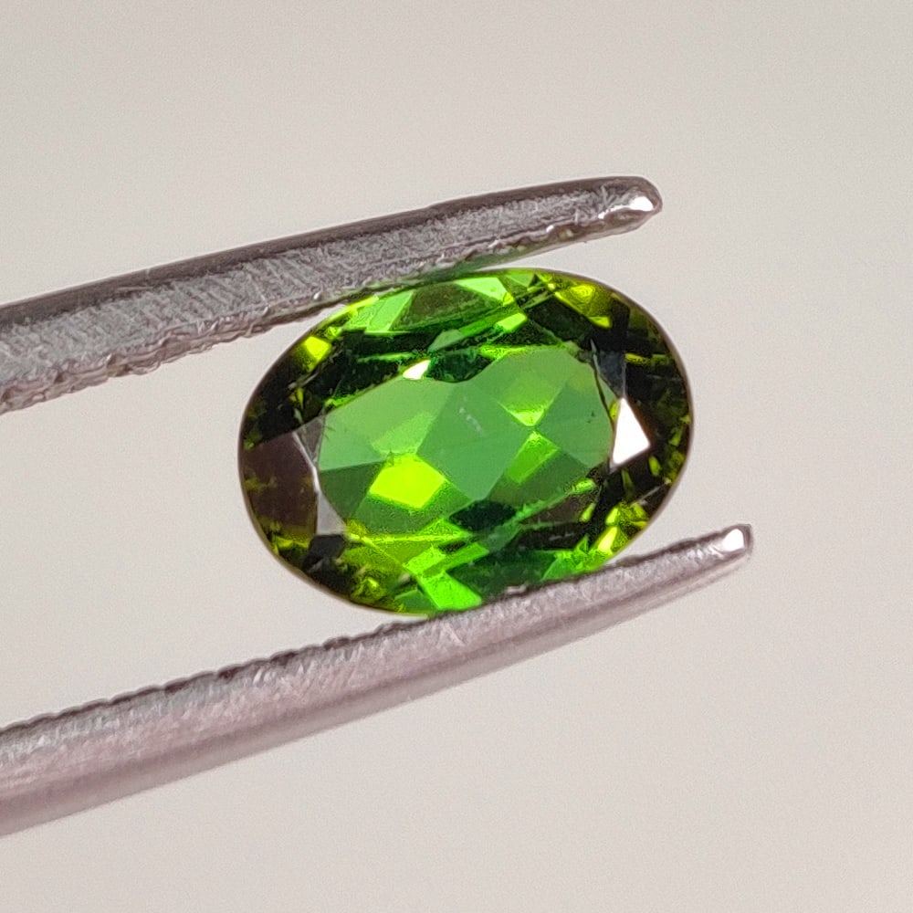 1.03 Ct Natural Green Tourmaline OVal Cut (1 of 2)
