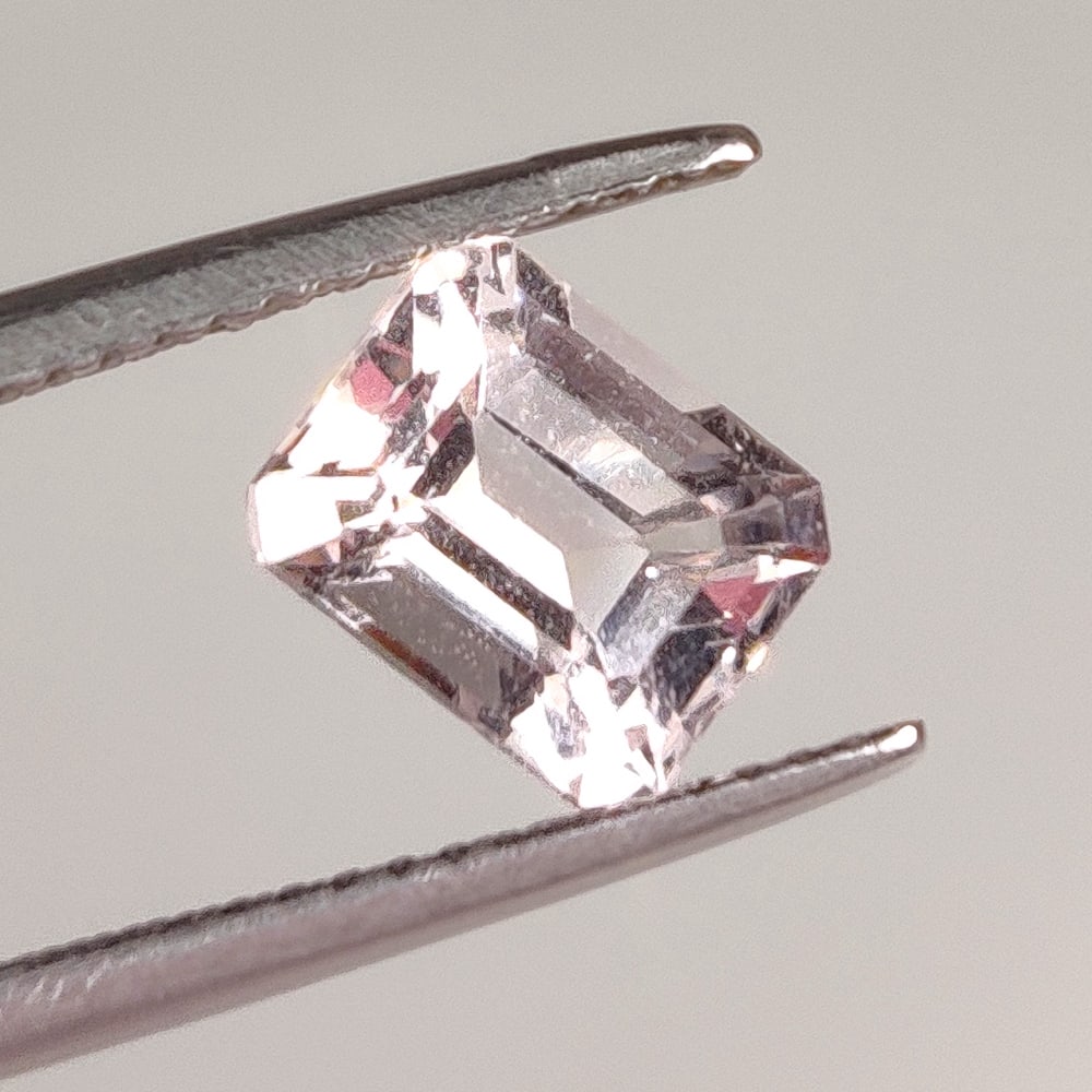 2.06 Ct Natural Pleasant Pink Morganite Ocatgon Cut (1 of 2)