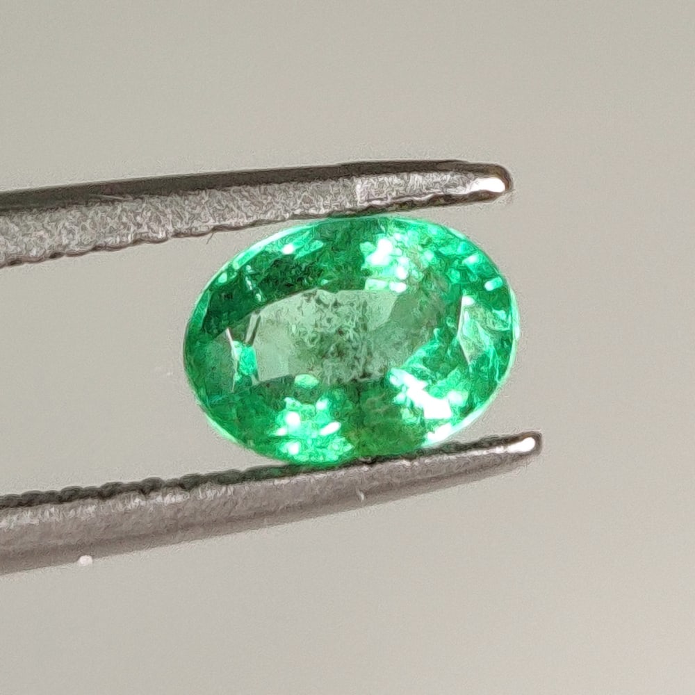 0.97 Ct Natural Zambian Emerald Oval Cut (1 of 2)