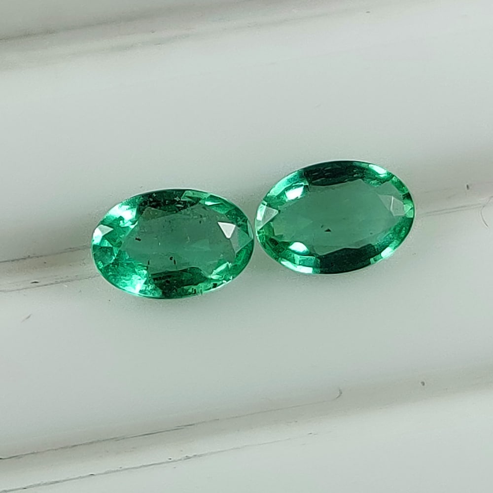 0.84 Ct Natural Zambian Emerald Oval cut Pair (1 of 2)