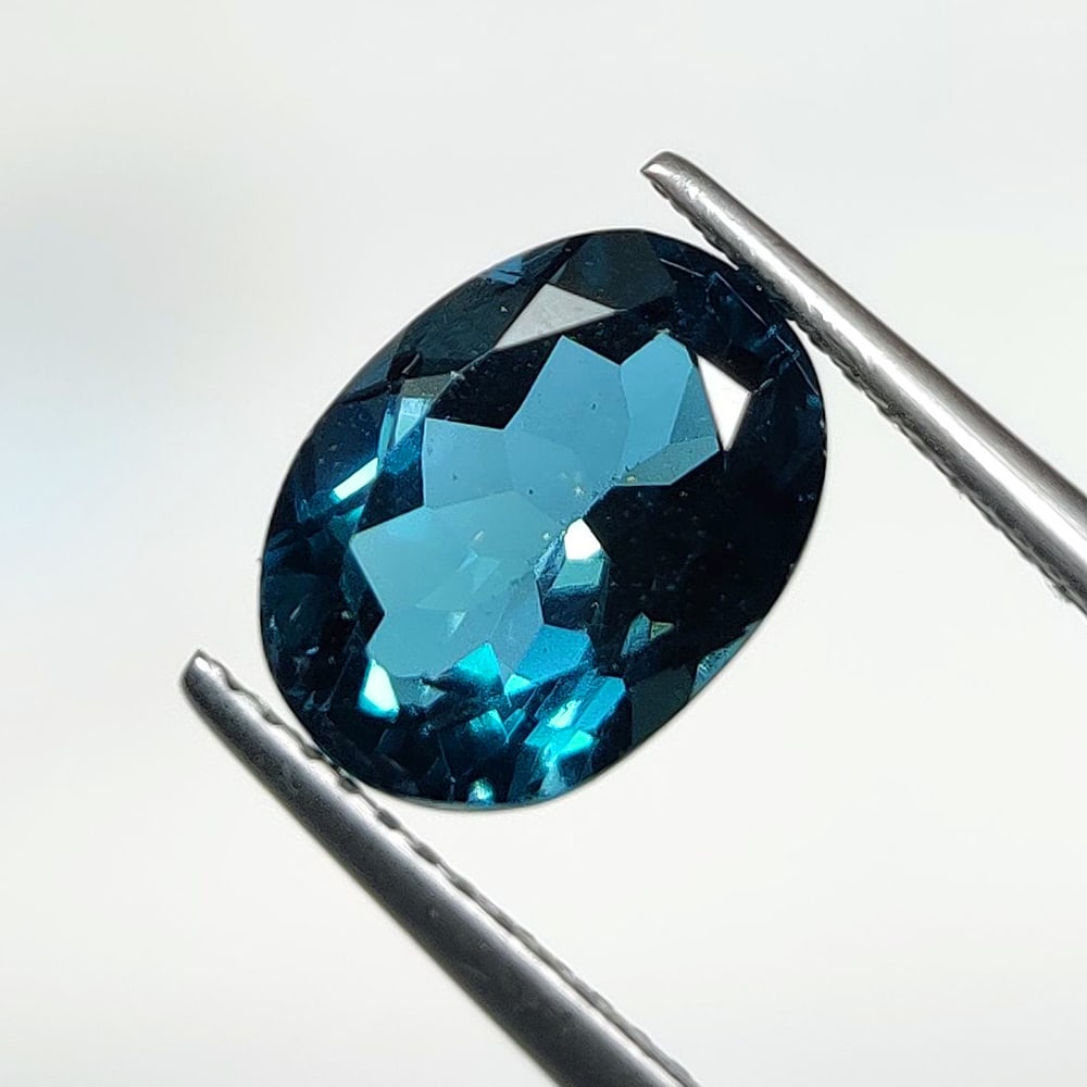 4.58 Ct Natural London Blue Topaz Oval Cut: Weight : 4.58 Ct / Dimensions : 10.90 x 8.20 x 6.20 mm / Shape : Oval Cut / Color : Blue / Transparency : Transparent / Treatment : Irradiated