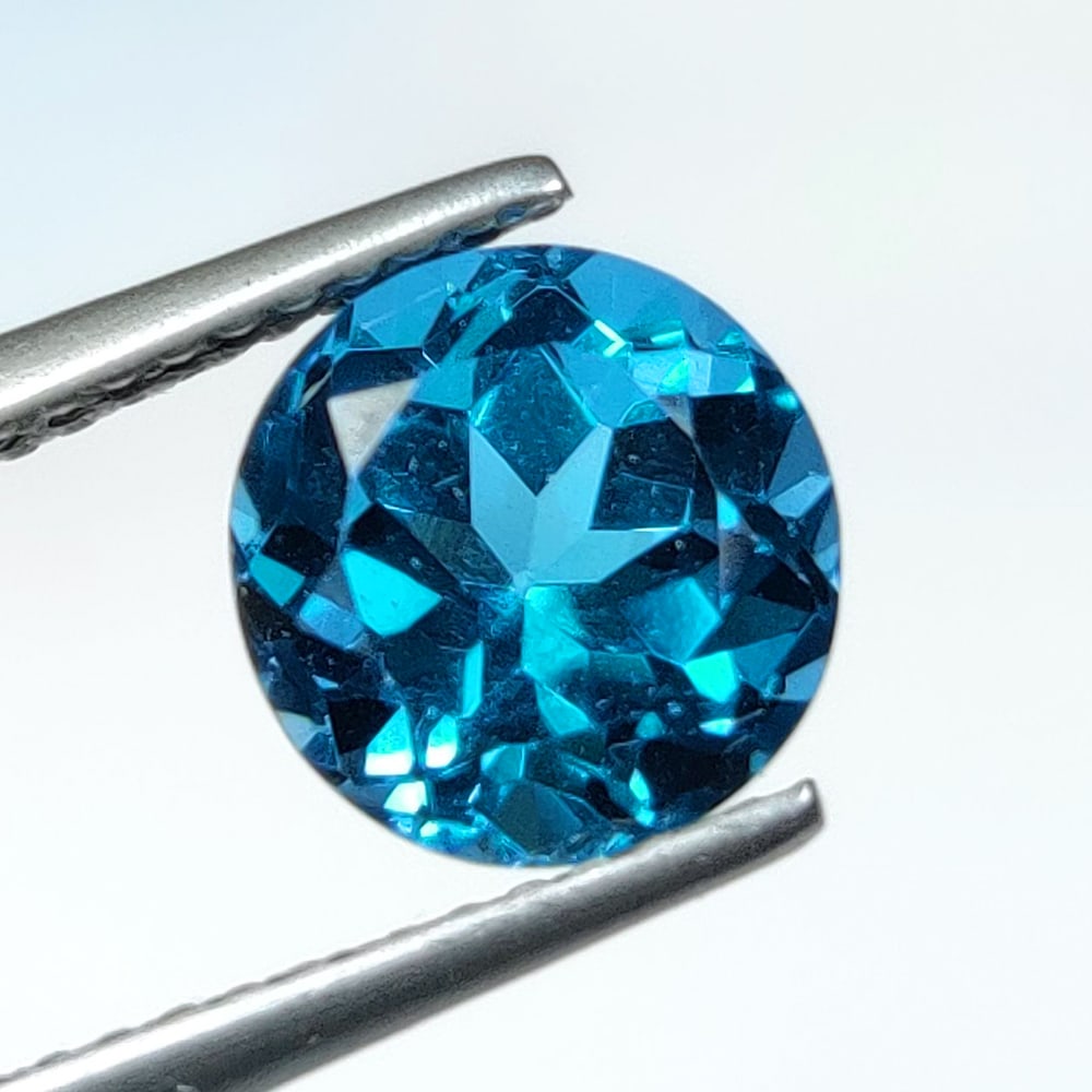 3.20 Ct Natural London Blue Topaz Round Cut: Weight - 3.20 Ct / Dimensions : 8.20 x 8.20 x 6.60 mm / Shape : Round Cut / Color : Blue / Transparency : Transparent / Treatment : Irradiated