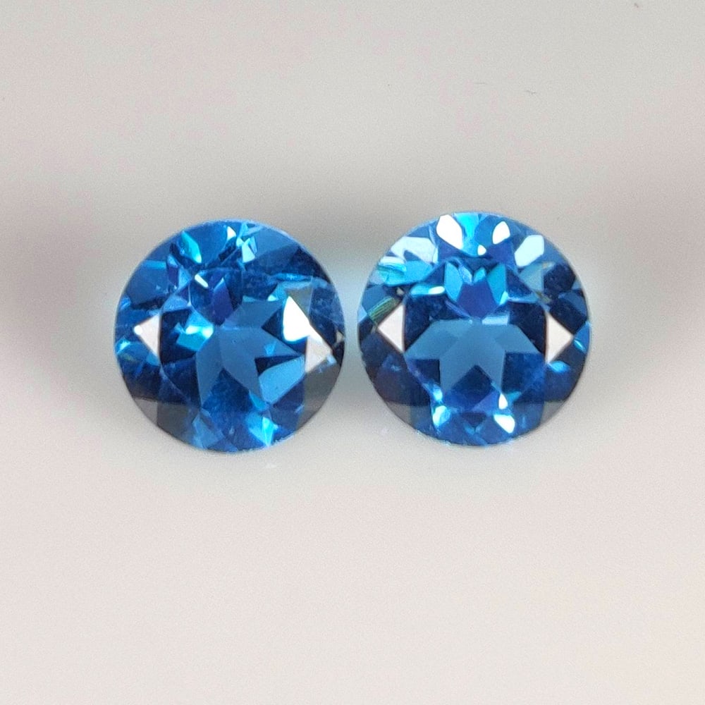 3.57 Ct Natural Blue Topaz Round Cut Pair (1 of 2)