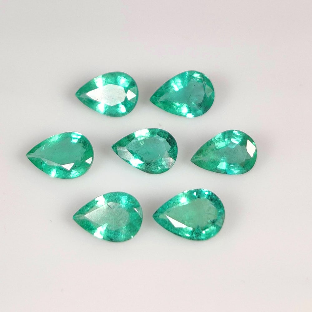 4.00 Ct Natural Zambian Green Emerald Pear Cut Necklace Set: Weight - 4.00 Ct / Size - 7.0x5.0 - 7.2x5.2 mm / 7 PC's / Shape - Pear Cut / Color - Green / Clarity - SI / Origin - Zambia / Treatment - Natural Emeralds are commonly enhanced by oil