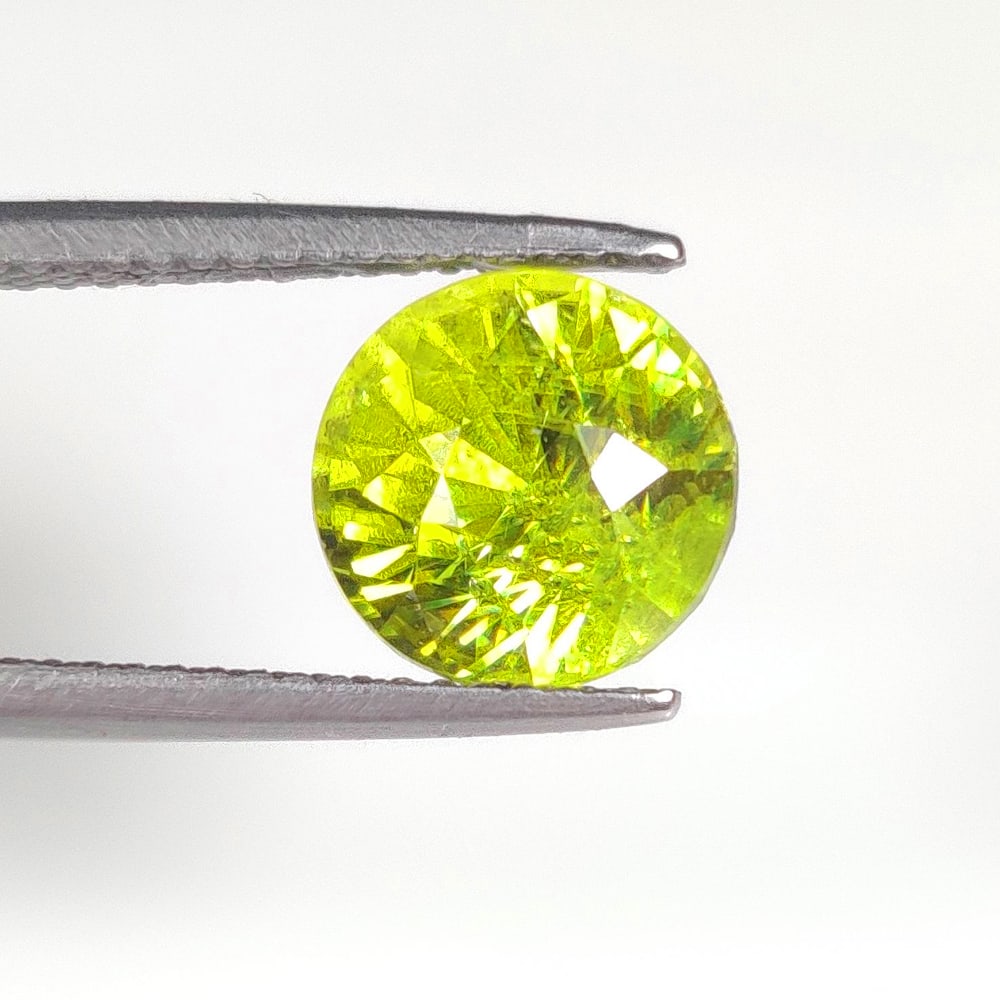 3.88 Ct Natural Sphene Round Cut (1 of 2)